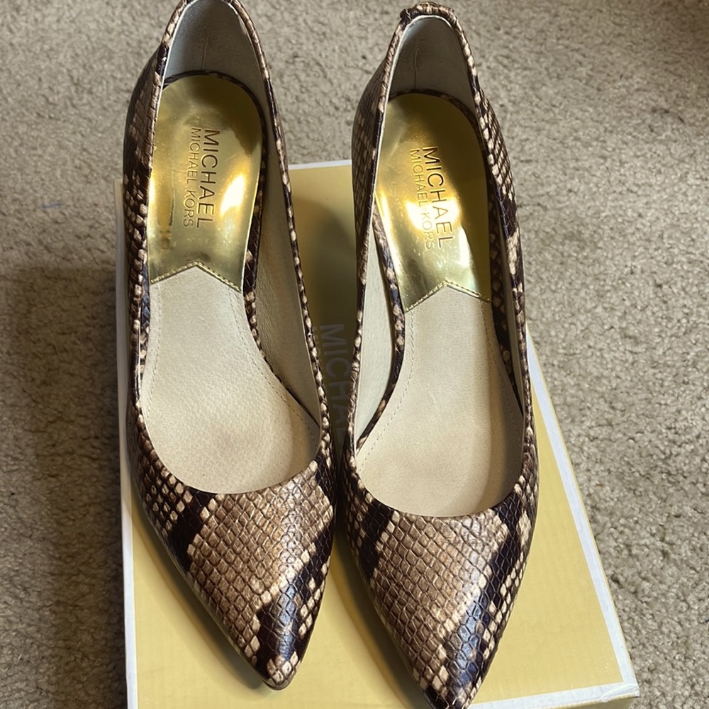 Micheal Kors Flex Mid pump Dark Khaki Embossed Leather